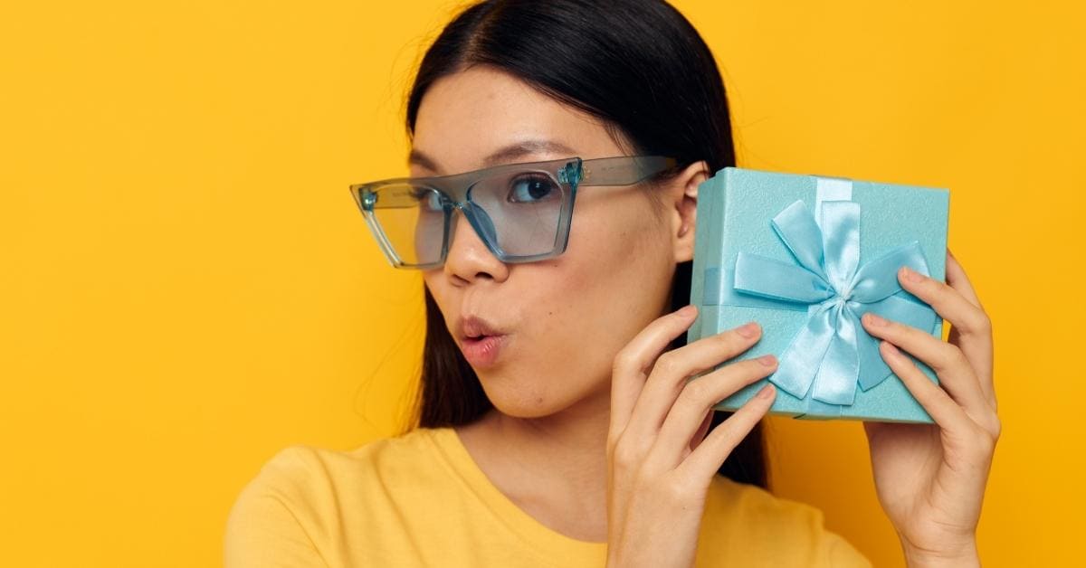 11 Points To Know When a Guy Buys You a Gift For No Reason